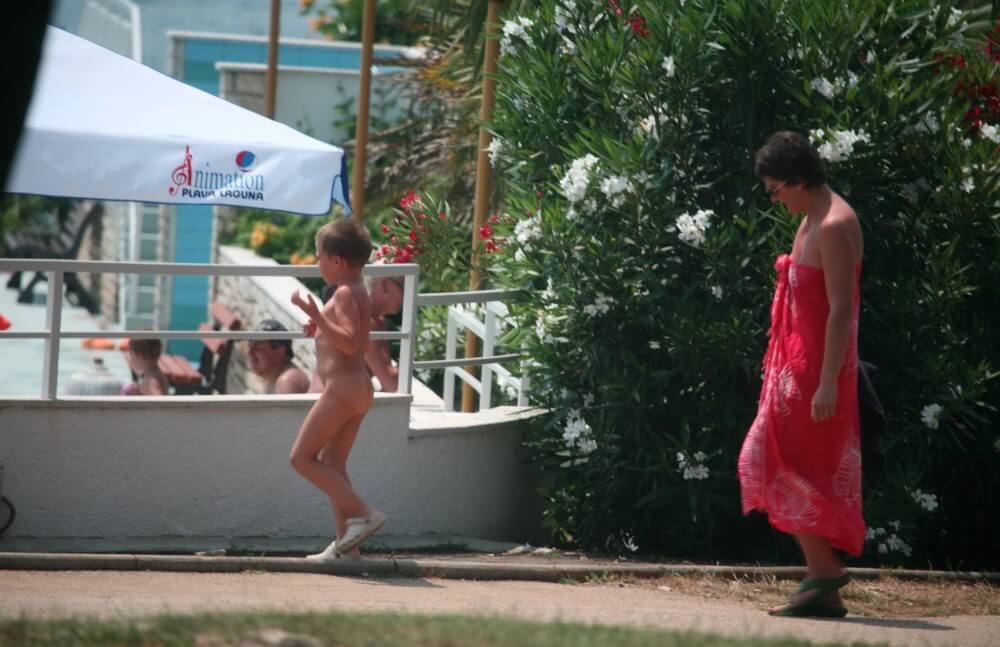 [OnnDL] Naturist Pool Walkaround pics