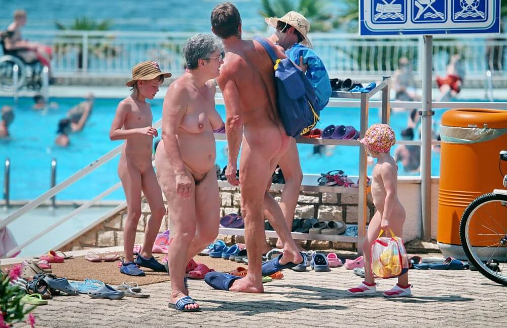 [OnnDL] Family Poolside Grouping pics