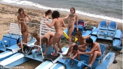 [OnnDL] A group of naturists at sea